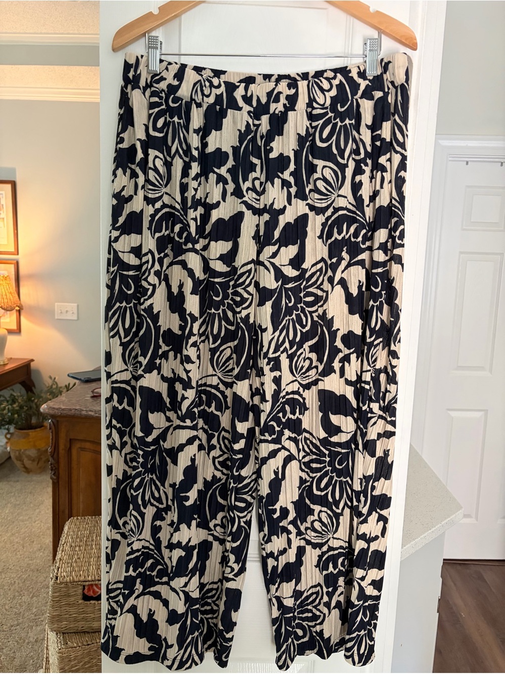 Susan Graver Abstract Navy & Cream Wide-Leg Pleated Wide Leg Pants.Matching top